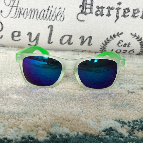 Green statement glasses - Picture 1 of 7